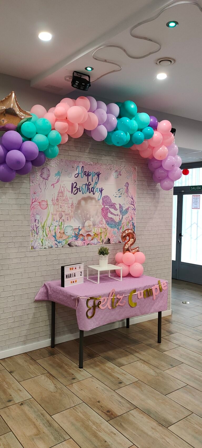 Decoración con globos temática sirena en sala cumpleaños Magic Fiesta Alcorcón